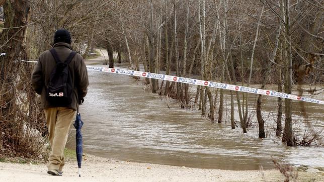 El Duero comienza a bajar tras anegar paseos ribereños en Zamora