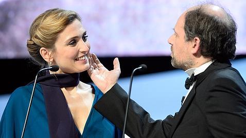 Julie Gayet aguanta una broma pesada sobre su relación con Hollande