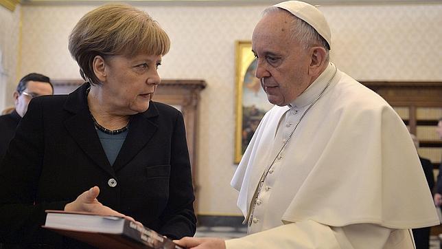 Merkel visita al Papa y le dona dinero para hijos de refugiados en Oriente Medio