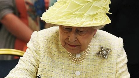 La Reina Isabel II busca chófer