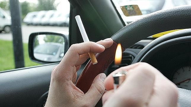 Fumar en los coches delante de niños está prohibido en Reino Unido y se multará a partir del próximo 1 de octubre a quien lo haga