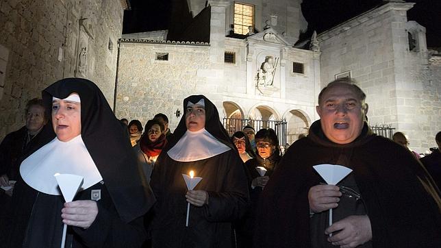 Cientos de abulenses piden perdón por los pecados de la Iglesia