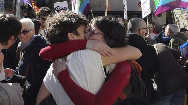 Dos mujeres se abrazan en Sol para protestar contra la carta homófoba