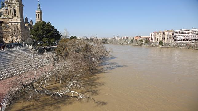 El Ebro se desborda por tercera vez en dos semanas mientras la Comunidad Valenciana se seca