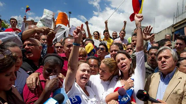 La esposa del alcalde mayor de Caracas, Antonio Ledezma, Mitzy Capriles (c-i), acompañada de la esposa del líder político venezolano encarcelado Leopoldo López, Lilian Tintori (c), y de la exdiputada de la Asamblea Nacional (AN) María Corina Machado (c-d)