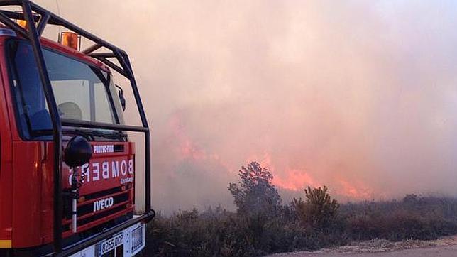 Los bomberos trabajan en la extinción de un incendio forestal en Vall d'Alba