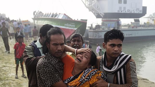 Ascienden a 68 los muertos tras el hundimiento de un ferry en Bangladesh