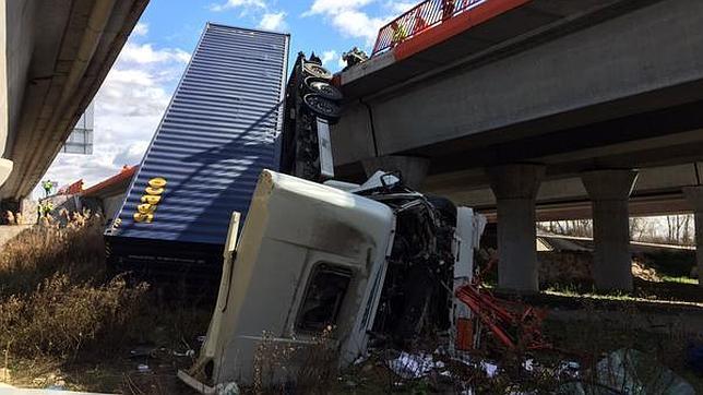 La cabina de un camión queda colgada sobre un puente en San Fernando