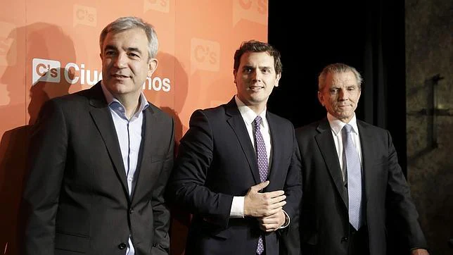 Los economistas Luis Garicano y Manuel Conthe, junto al líder de Ciudadanos Albert Rivera