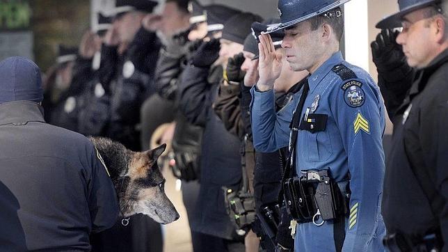 Emotiva despedida a un perro policía antes de su eutanasia