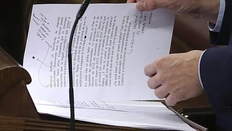 «Ninguna palabra al daño que usted ha hecho» es una de las anotaciones manuales que ha tomado Pedro Sánchez en su discurso preparado