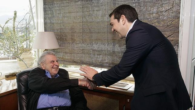 El histórico compositor griego Mikis Theodorakis saluda al primer ministro heleno, Alexis Tsipras