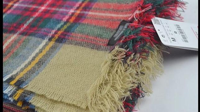 La bufanda manta de Zara, disponible por 19,95 euros todo el invierno