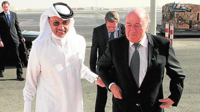 Joseph Blatter, presidente de la FIFA, con un miembro de Qatar 2022
