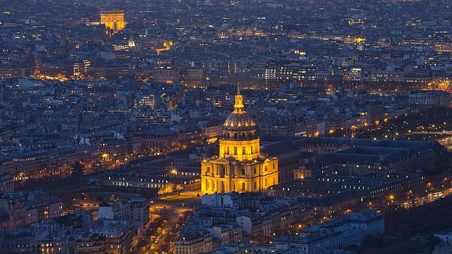 Vuelven a avistar drones en el cielo de París por segunda noche consecutiva