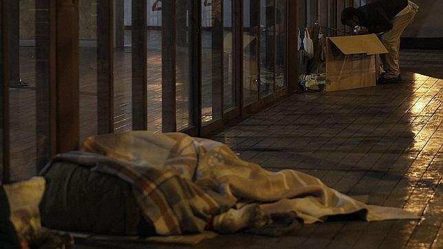 Varios indigentes duermen en la calle, en una imagen de archivo