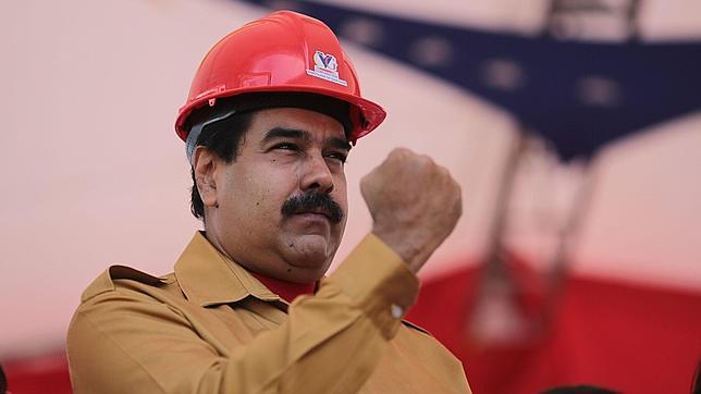 Maduro ordena a los chavistas «salir a las calles» con los militares para frenar la violencia