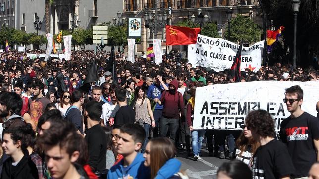 Miles de estudiantes salen a la calle contra el decreto 3+2