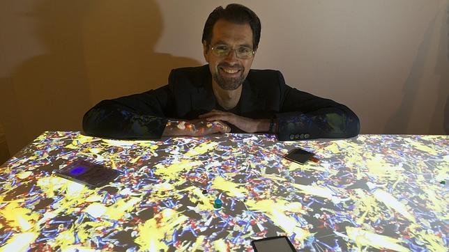 Daniel Canogar, junto a una de sus obras en el «stand» de Max Estrella