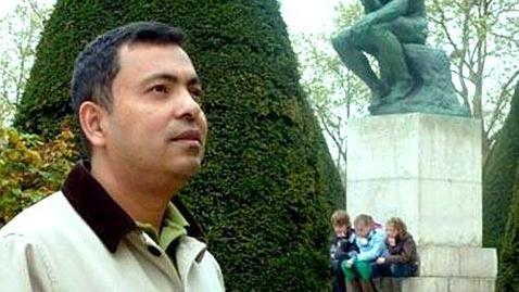 Muere a machetazos en Bangladesh el escritor Avijit Roy, famoso por sus textos ateos