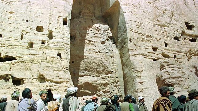 Talibanes junto a uno de los budas de Bamiyan destruidos en 2001