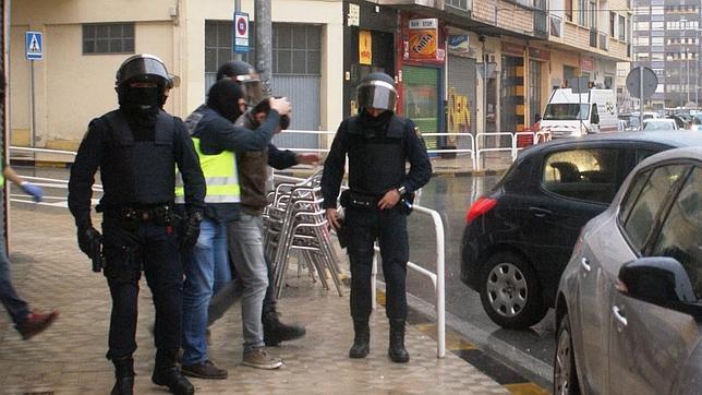 Detenidos ocho combatientes españoles retornados de la guerra de Ucrania