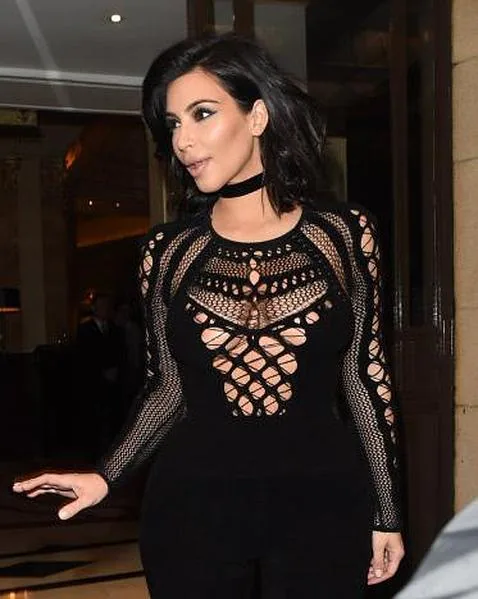 Kim Kardashian con un jumpsuit de ganchillo