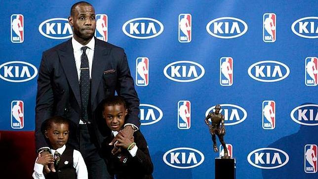 LeBron James pide a las universidades que dejen en paz a su hijo... ¡de 10 años!