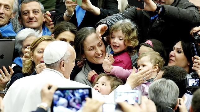 El Papa critica que se paguen 600 euros por once horas de trabajo diarias