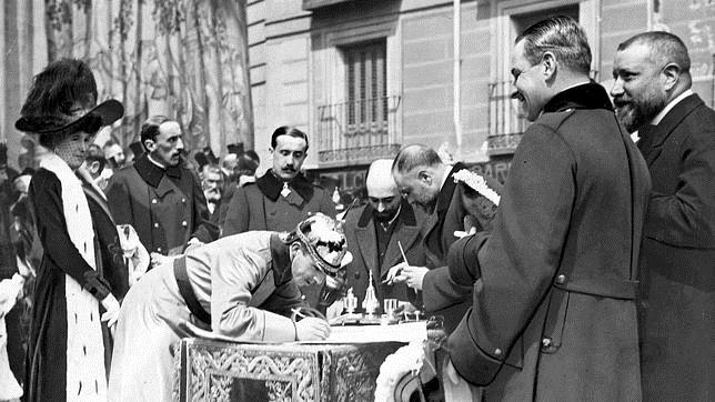 Inauguración de las obras de la Gran Vía, con la presencia de Alfonso XIII, que firma el acta de inicio.