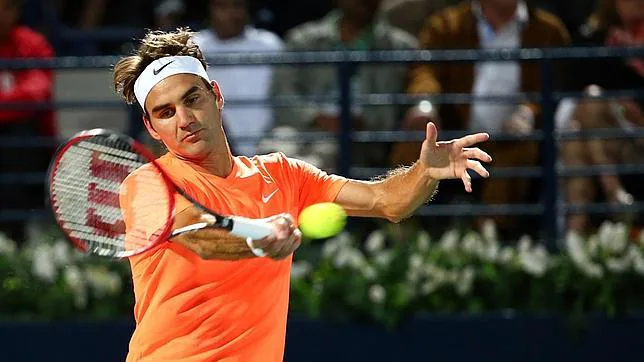 Federer golpea la bola en la final de Dubái contra Djokovic