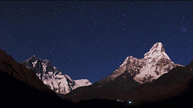 Así se ve un sobrecogedor cielo estrellado sobre el Everest