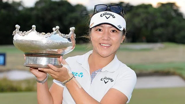 Lydia Ko con el trofeo del Open de Australia