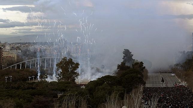 Fallas 2015: Una mascletà histórica de 15 minutos abre el calendario pirotécnico