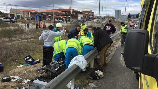 Un motorista de 31 años pierde la pierna al chocar contra un quitamiedos en la M-501