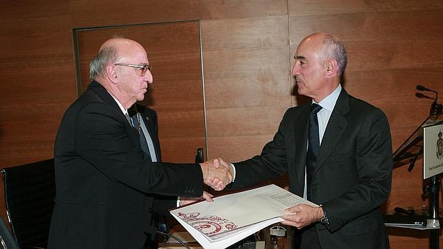 Rafael del Pino, presidente de Ferrovial (dcha) durante la recepción de un premio