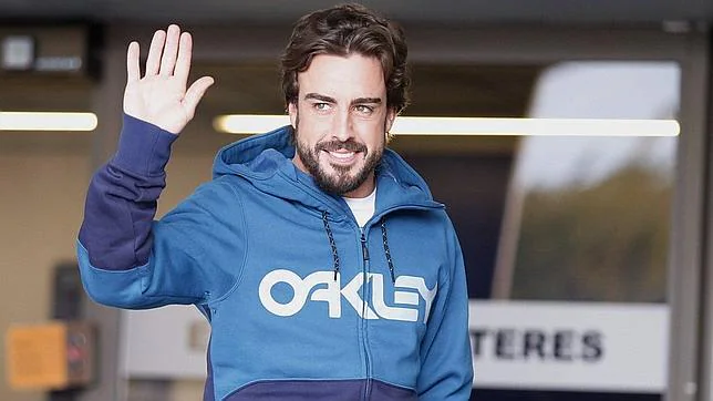 Fernando Alonso, a la salida del hospital