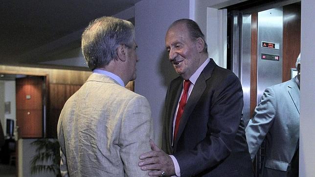 Don Juan Carlos y Tabaré Vázquez, durante el encuentro que mantuvieron este sábado en Montevideo