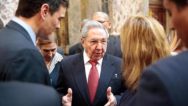 Pedro Sánchez se fotografía con Raúl Castro tres días después de la reunión con Zapatero