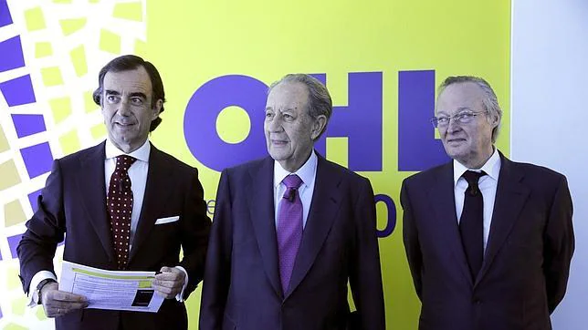 Juan Miguel Villar Mir (centro) junto al consejero delegado de la constructora, Josep Piqué (dcha) y Juan Villar Mir, vicepresidente primero (izda)