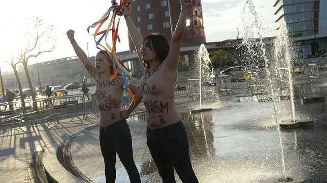Activistas de Femen protestan en el MWC contra el «machismo» de Facebook