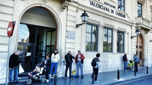 Casa Caridad reduce sus atenciones pero alerta de la cronificación de la pobreza