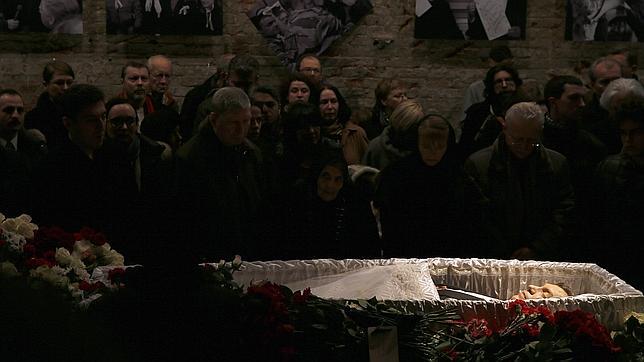 Miles de personas despiden al opositor Nemtsov, asesinado en Rusia