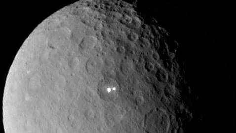 Los inesperados puntos blancos brillantes en Ceres