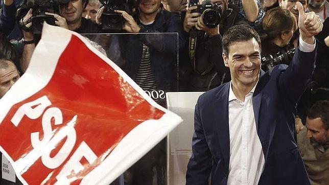 Pedro Sánchez, de precampaña en los pueblos anegados del Ebro