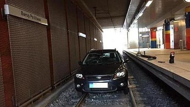 Un conductor borracho persigue a un tren durante dos kilómetros y medio