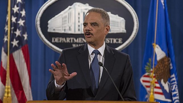 Holder dice que el «sesgo racial» de la Policía convirtió a Ferguson en «un polvorín»