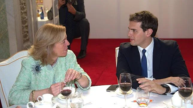 Albert Rivera comparte mesa con la presidenta de ABC, Catalina Luca de Tena