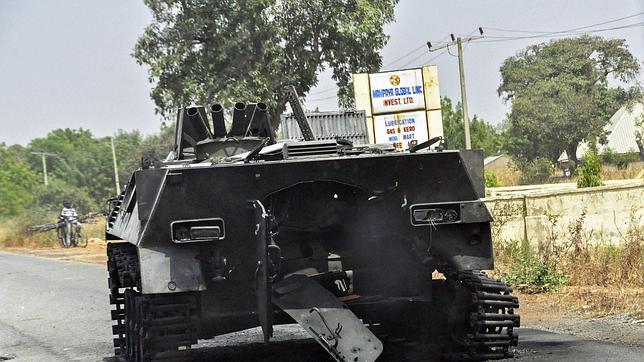 Fotografía fechada el 1 de marzo de 2015 y facilitada hoy, miércoles 4 de marzo de 2015, que muestra un tanque utilizado por miembros del grupo yihadista Boko Haram que fueron capturados por las tropas nigerianas