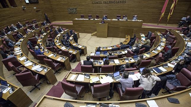 Los diputados de Las Cortes empiezan a tramitar la devolución de la extra de 2012